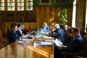 Na&nbsp;Uniwersytecie im.&nbsp;Adama Mickiewicza w&nbsp;Poznaniu w&nbsp;dniach 24–25 lutego 2026&nbsp;r. odbyło się piąte posiedzenie Scientific Advisory Board (SAB). Spotkanie poświęcone było strategicznej refleksji nad&nbsp;jakością badań naukowych oraz&nbsp;kształceniem doktorantów na&nbsp;UAM.